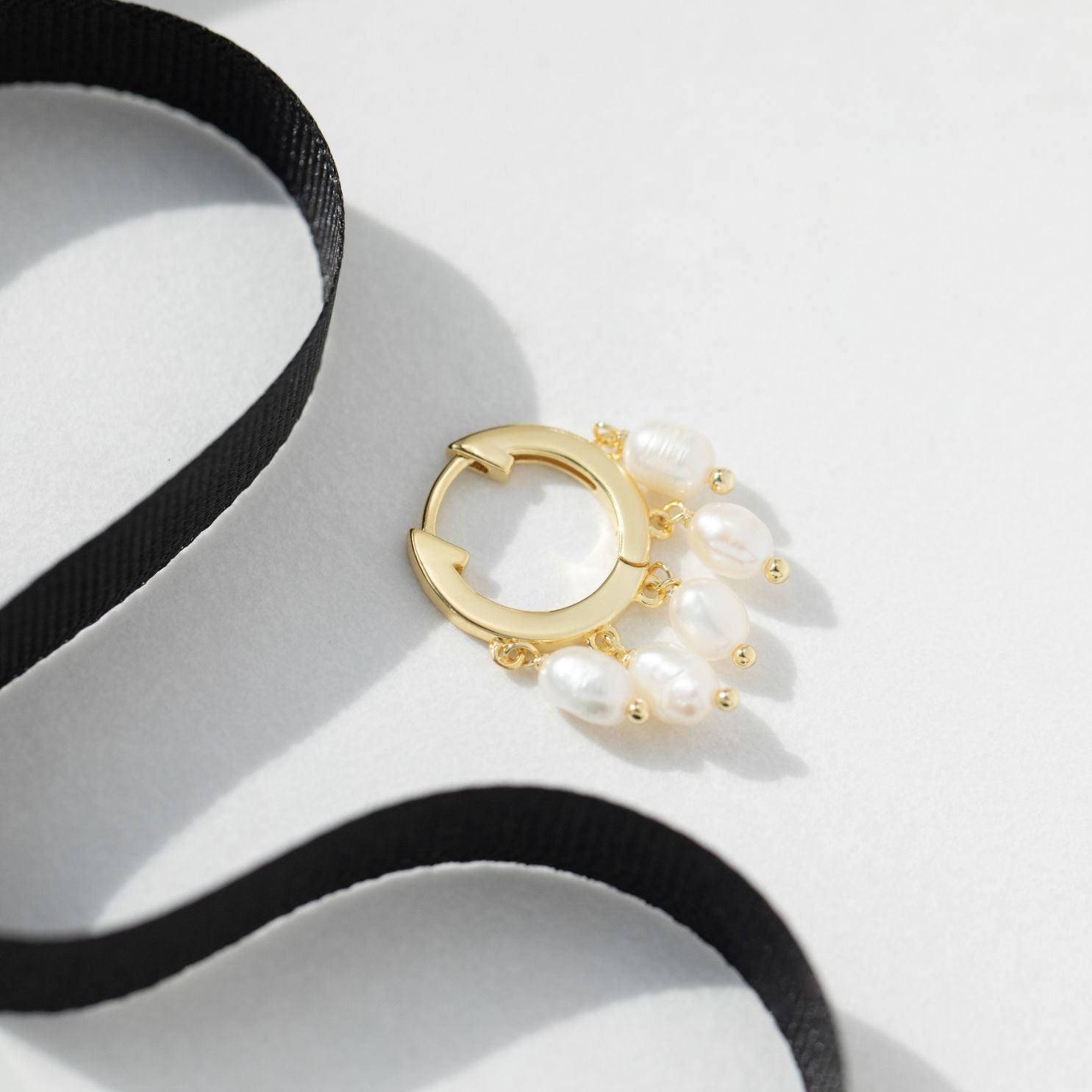 Hera yellow gold hoop freshwater pearl single earring - Helix & Conch