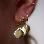 Disque single yellow gold plated disc charm - Helix & Conch
