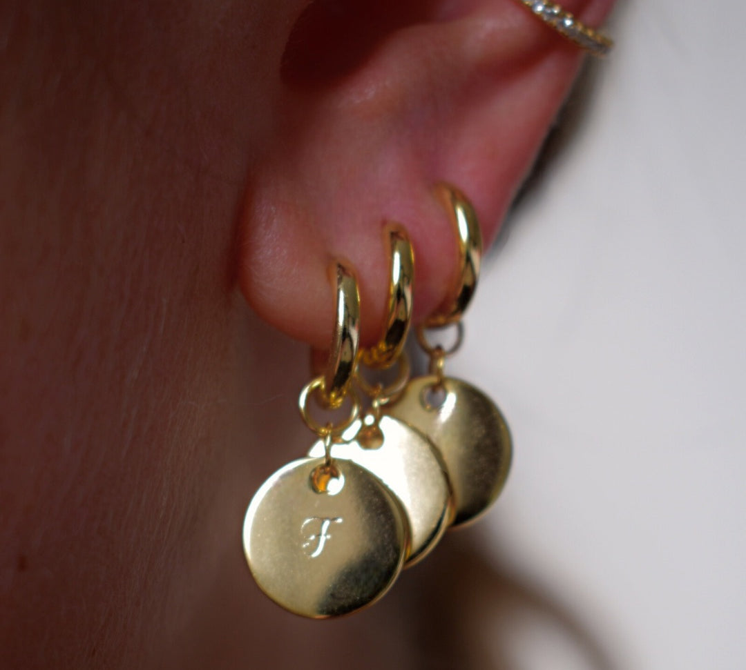 Disque single yellow gold plated disc charm - Helix & Conch