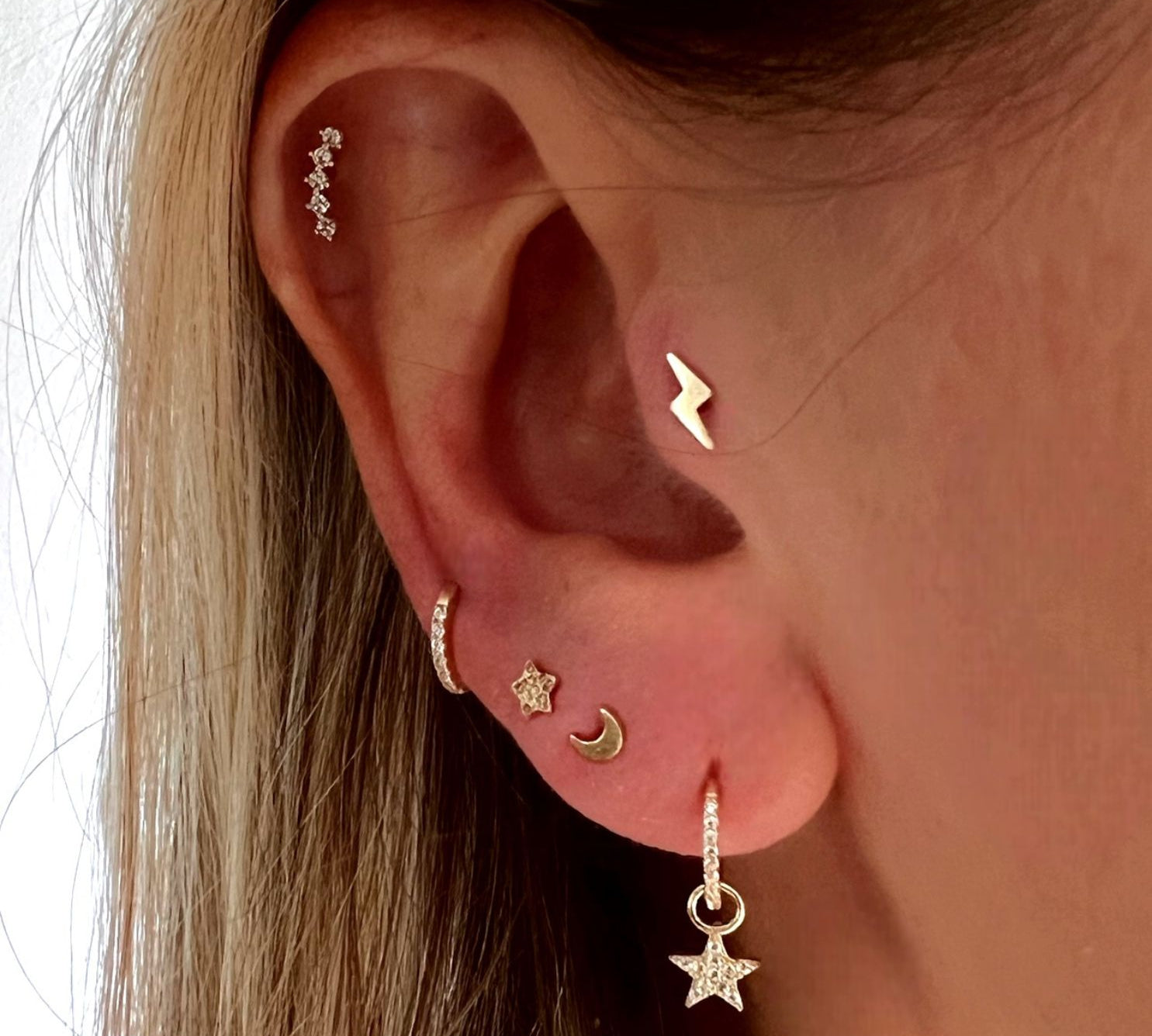 Nova 9k solid yellow gold hammered star internally threaded single labret stud - Helix & Conch