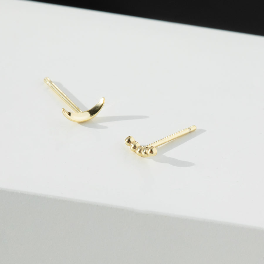 Curva gold crescent single stud earring
